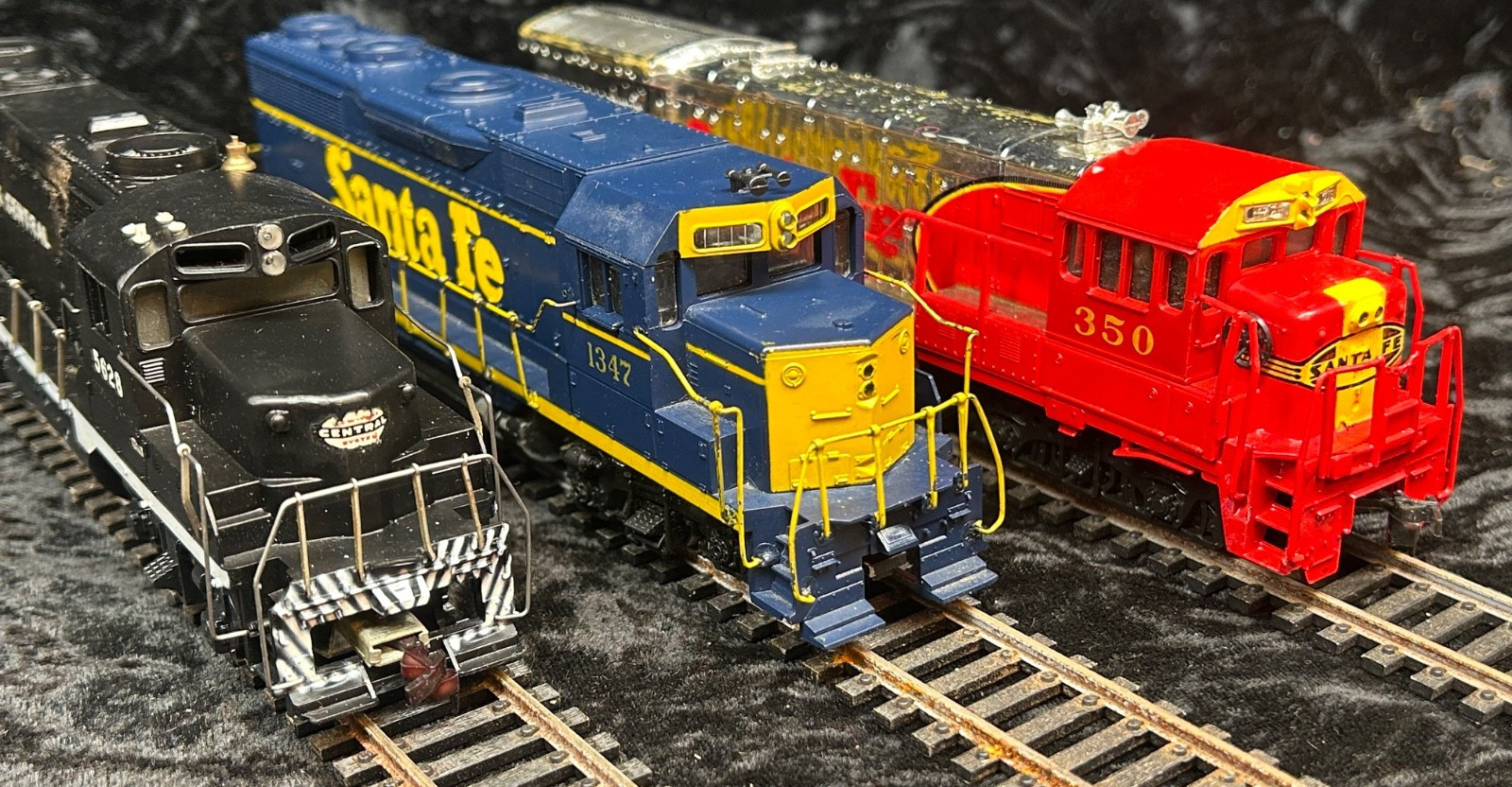 Lot 3 HO 5628, 350, 1347 Santa Fe, New York Central, 2 Locomotives, 1 Dummy, c33