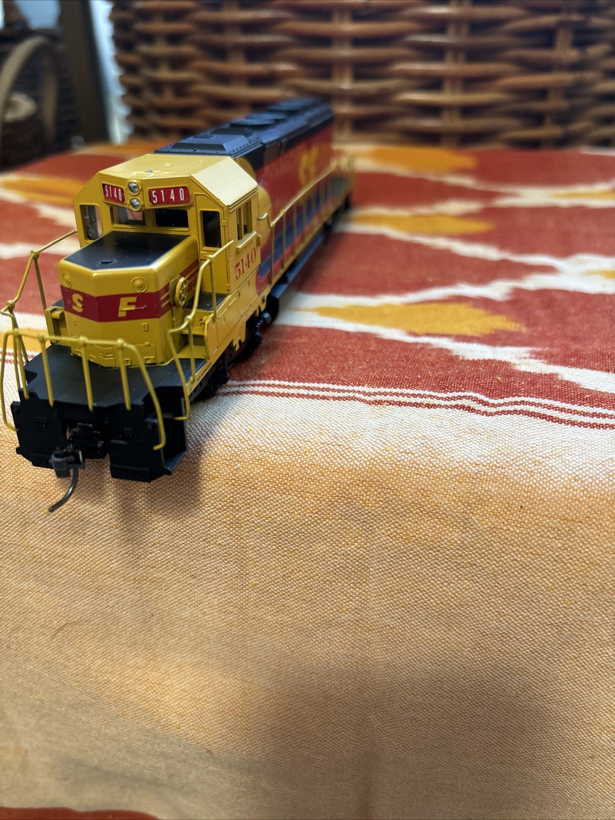 Santa Fe 5140 Red & Yellow, HO Used Locomotive