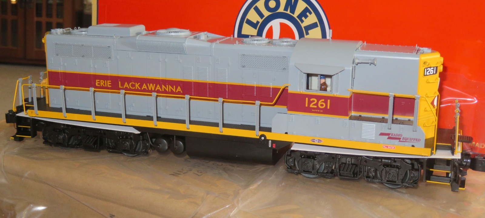 LIONEL 2433997 GRZ Exclusive ERIE LACKAWANNA Legacy GP9 Diesel #1261 – NEW – NR
