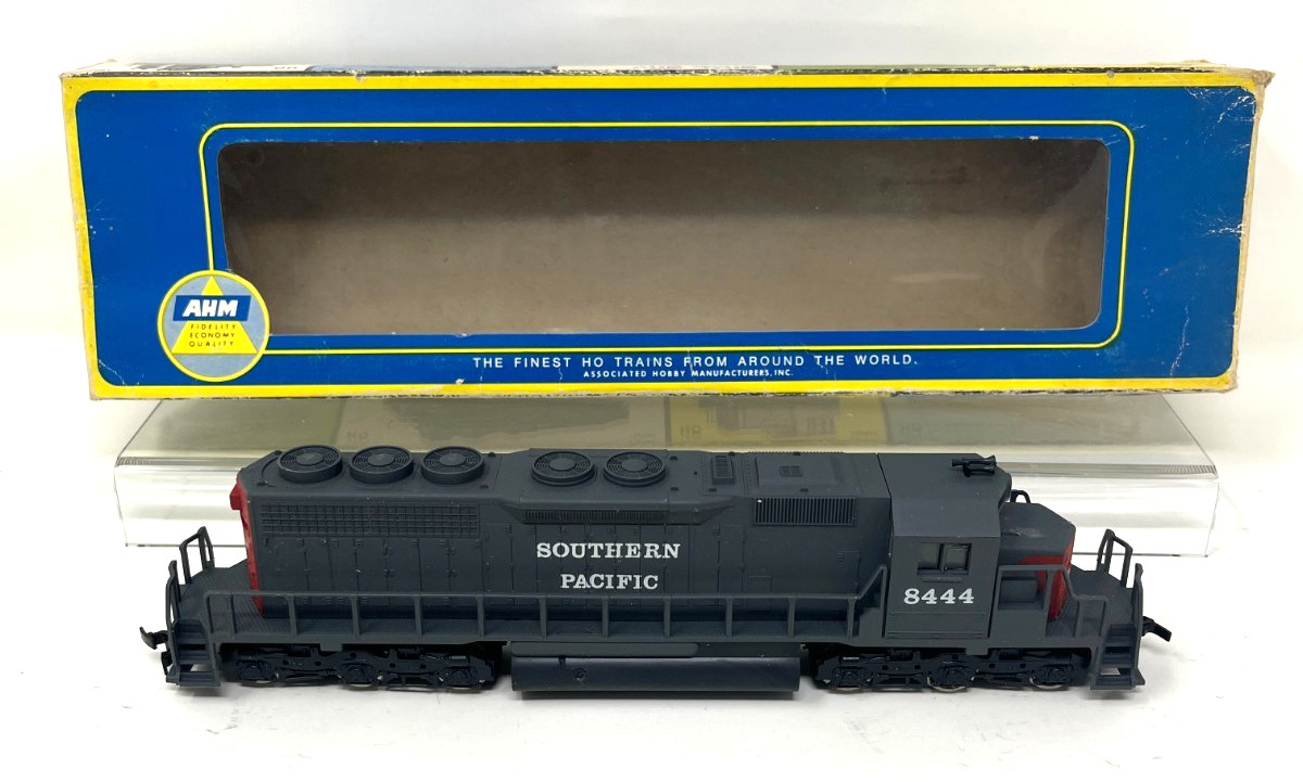 AHM SD-40 w/ Fly Wheel 5030-06 S.P. Southern Pacific 8444 HO Train Locomotive