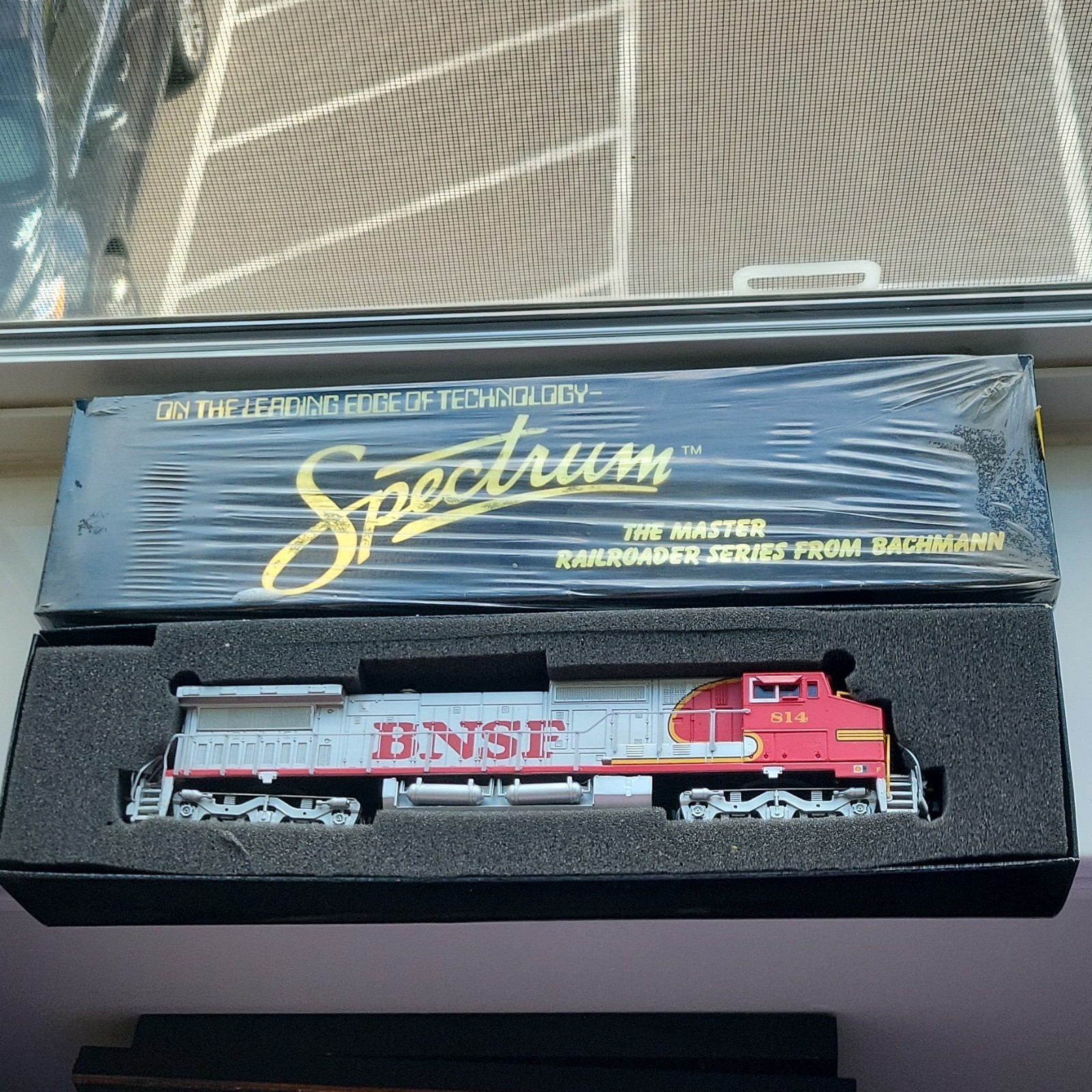 Bachmann Spectrum HO BNSF Railway Diesel Locomotive 814 Gray/Red/Yellow