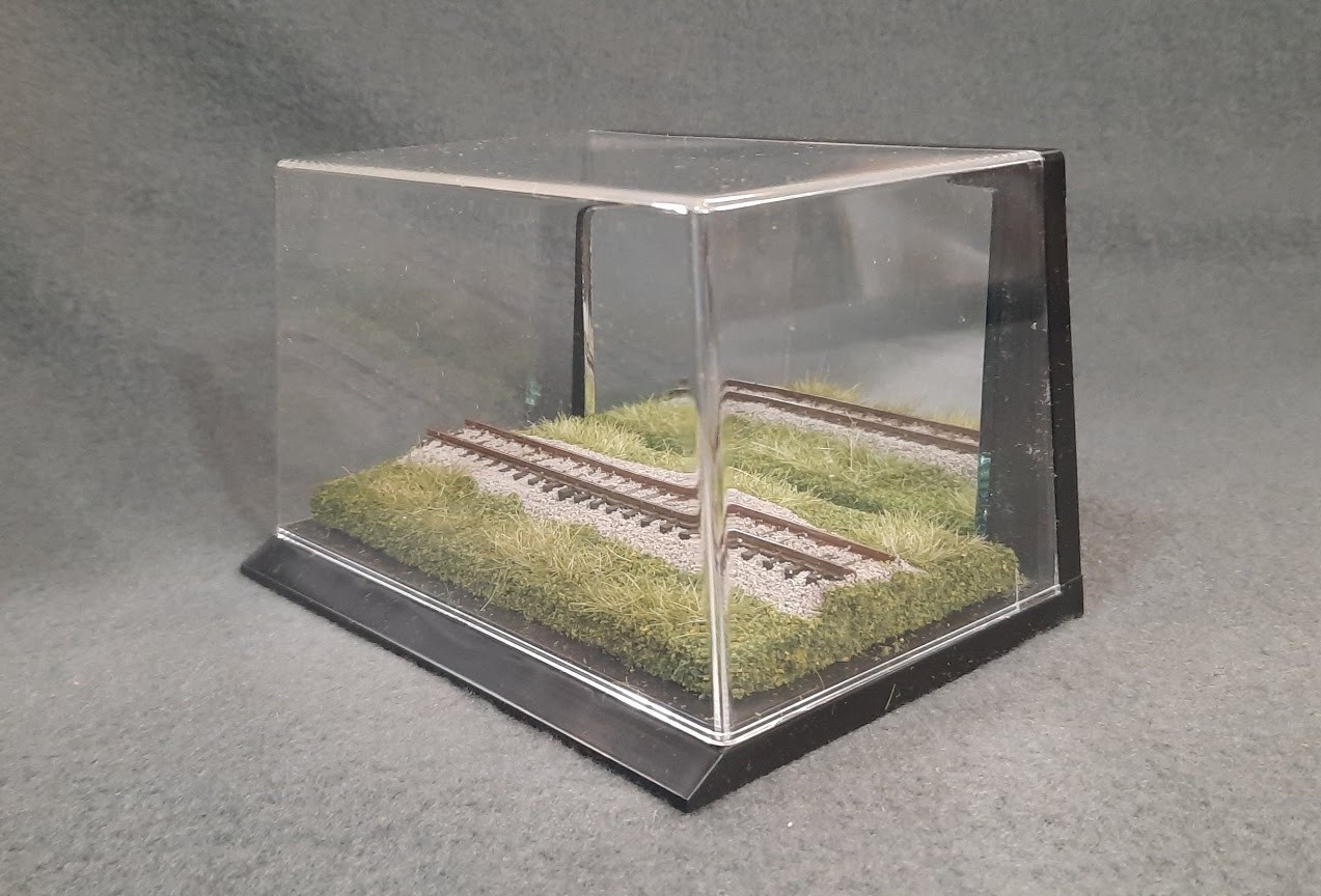 N SCALE – MIRROR- 5″ DISPLAY CASE – SUMMER SCENE – FOR ANY N SMALL LOCO OR CAR