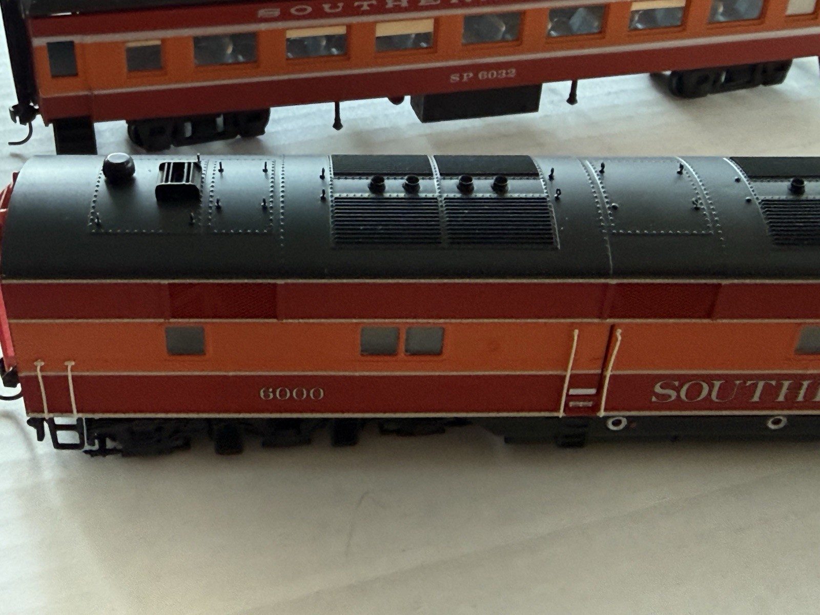 Proto 2000 HO EMD E7A diesel, SP #6000, Runs great, With 5 Passenger Cars