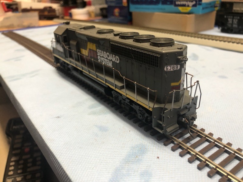 Athearn Blue Box GP40-2 CSX/SBD