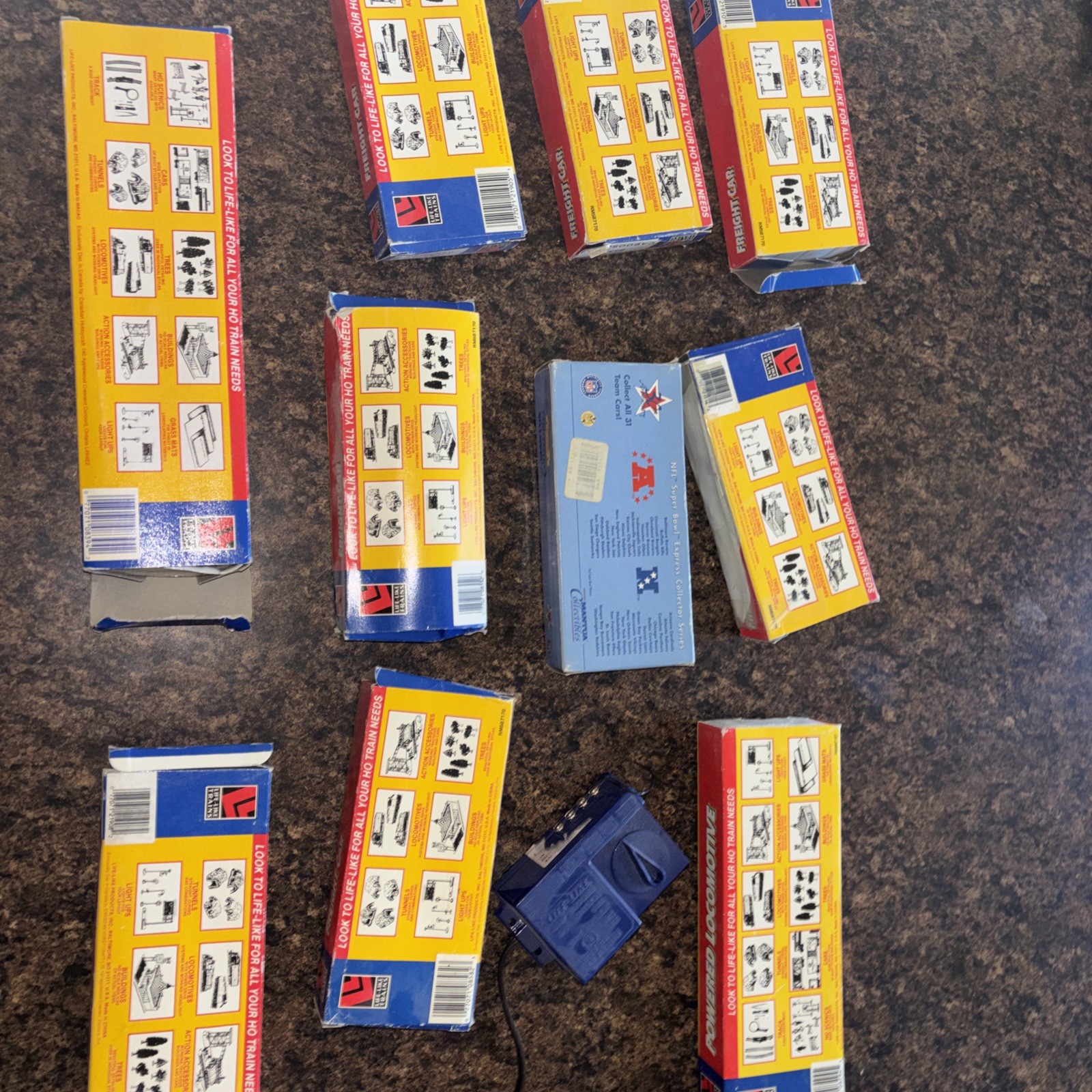 Life Like Trains HO Scale Electric Locomotive freight Car Caboose LOT￼