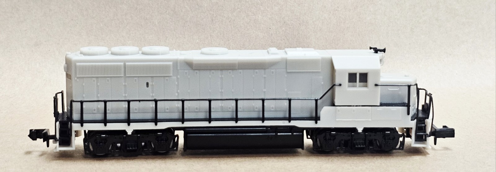 N Scale ATLAS 48601 Undecorated GP40-2 Locomotive / NEW