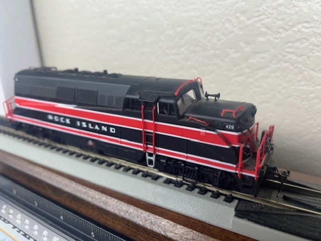 BL2 ROCK ISLAND loco – DC ANALOG HO Scale “CARBODY STYLE” PASSENGER OOP DISPLAY