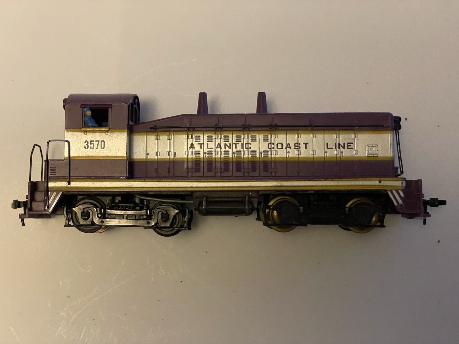 Vintage Revell HO Atlantic Coast Line #3570 SW7 Diesel SWITCHER Locomotive Works
