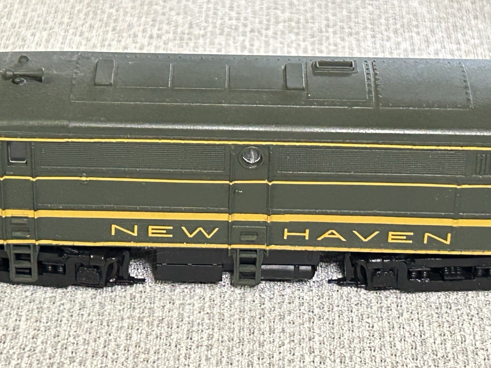 HO Scale Walthers Alco FA-1 Diesel Locomotive, New Haven Green #0425
