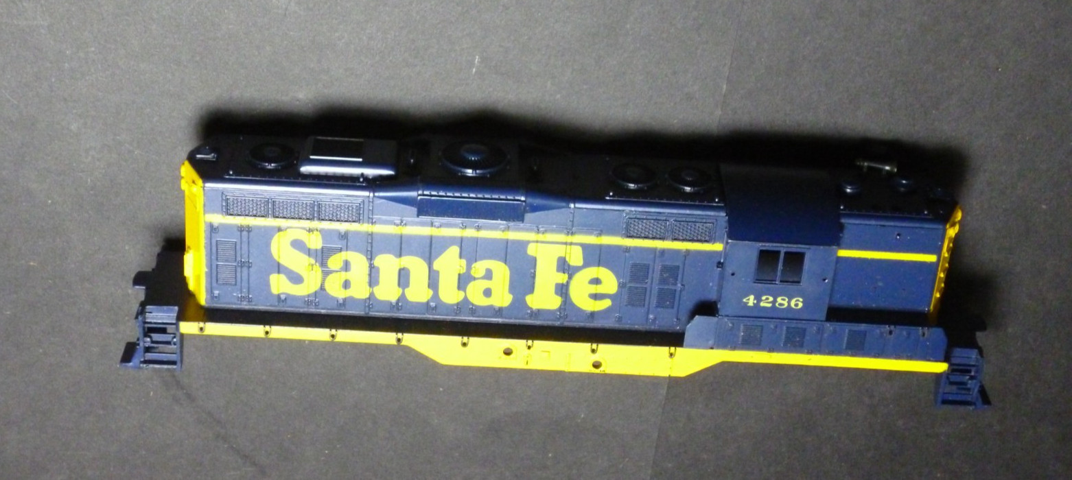 Ho Athearn Diesel locomotive shell GP9 Santa fe