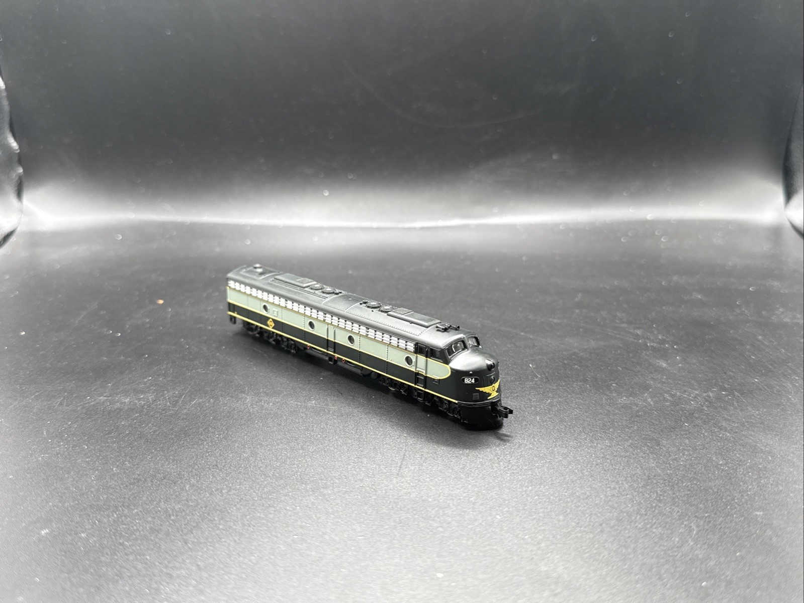 N Scale Life-Like 7186 Erie Railway E8A Diesel Locomotive #824 – READ F.29