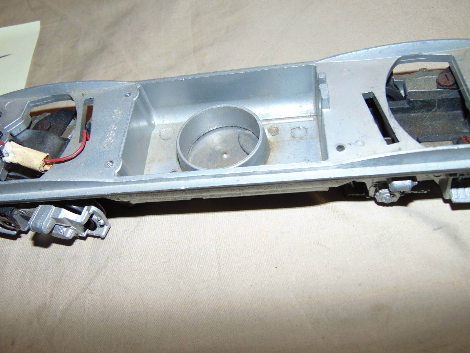 LIONEL 2353 SANTA FE LIGHTED A UNIT CHASSIS WITH BATTERY DOOR #105