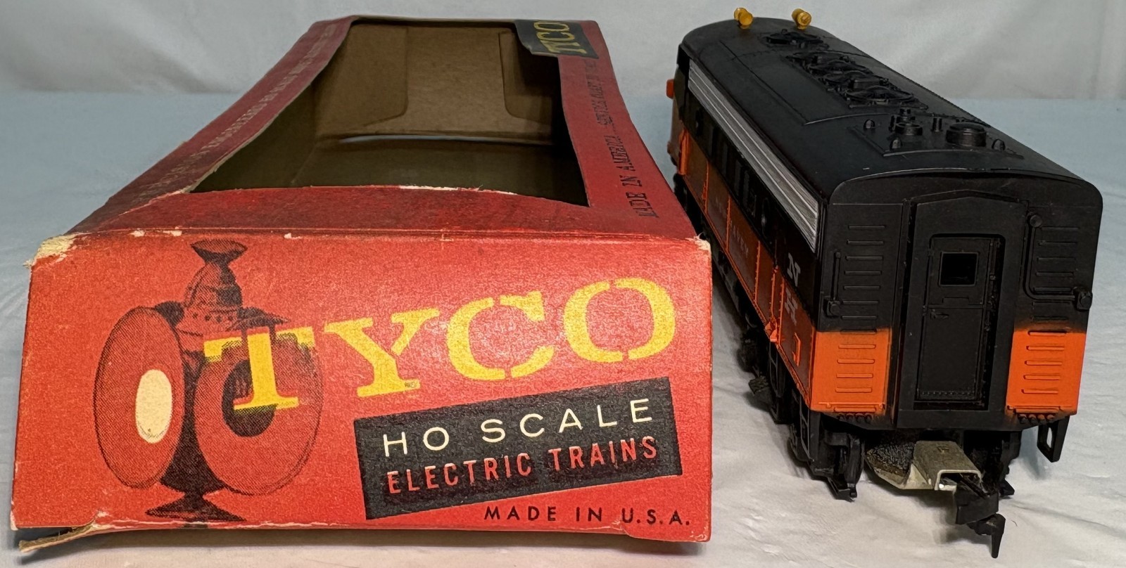 Tyco T225G New Haven F9 Non-Powered Diesel Locomotive HO EX