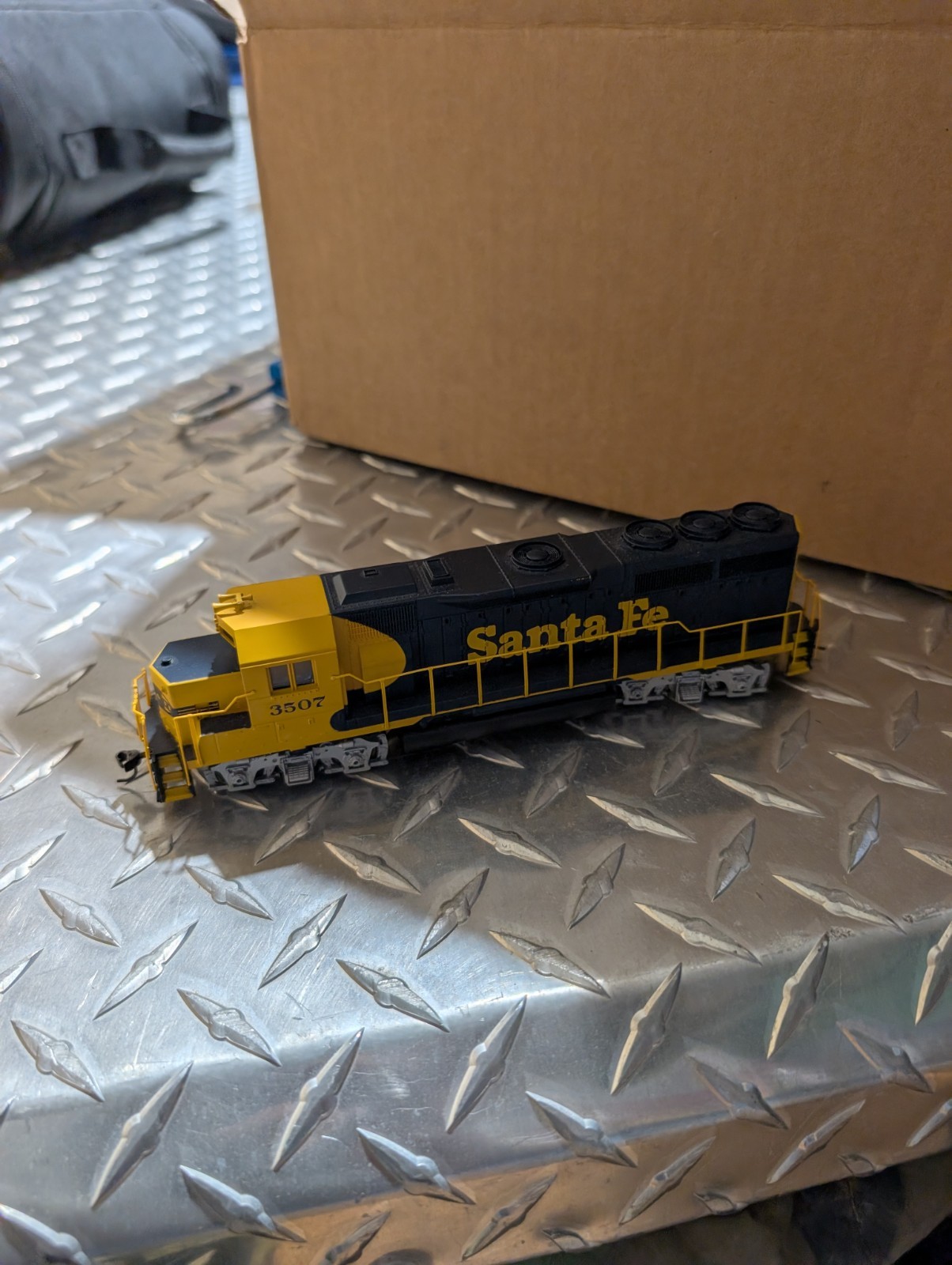 Santa Fe 3507 HO Scale Model Diesel Locomotive Engine Yellow Blue