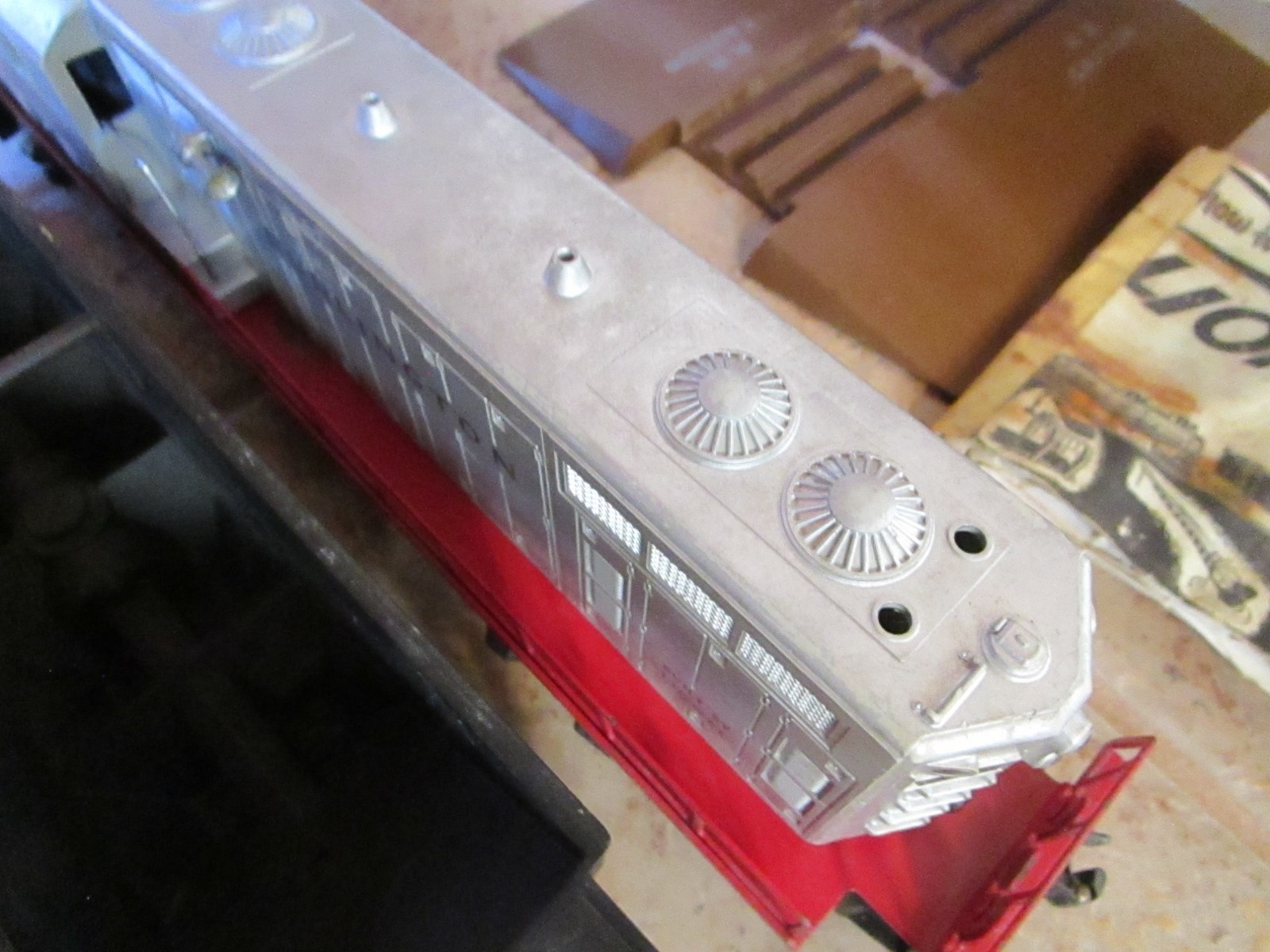 1950’S LIONEL O GAUGE 2328 BURLINGTON ROUTE GP-7 POWERED DIESEL RUNS WITH 5 CARS
