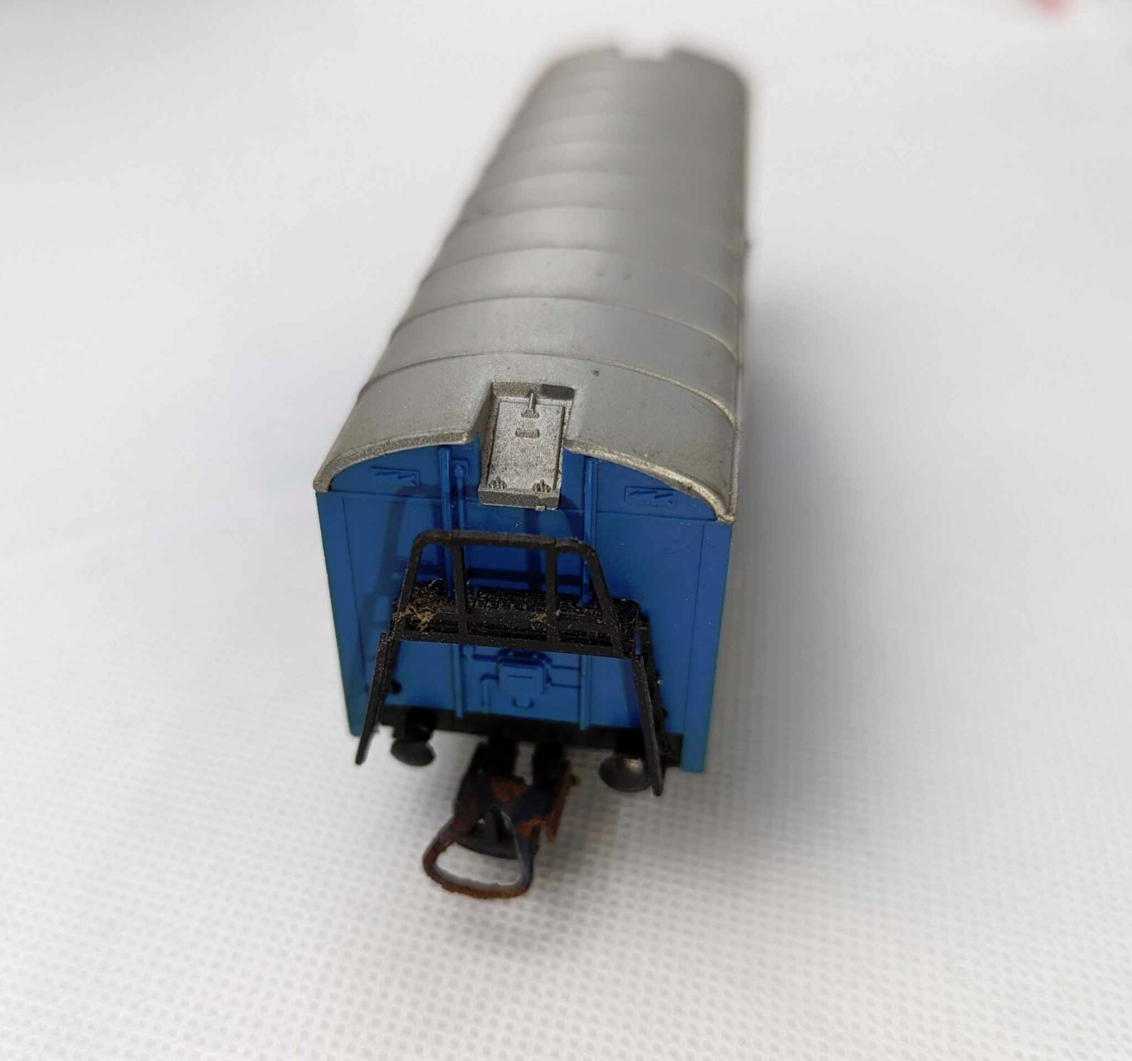 TRAIN WAGON SINGLE METAL AXLE METAL WHEELS BLUE 2013 EB00047 BIN 018