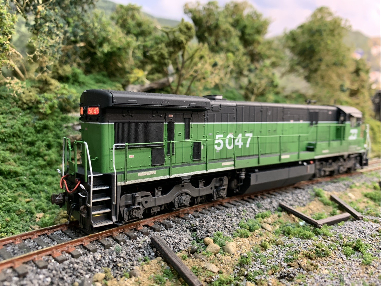 Rapido HO Burlington Northern C33-7 C36-7 #5047 DCC Sound Weathered BN BNSF