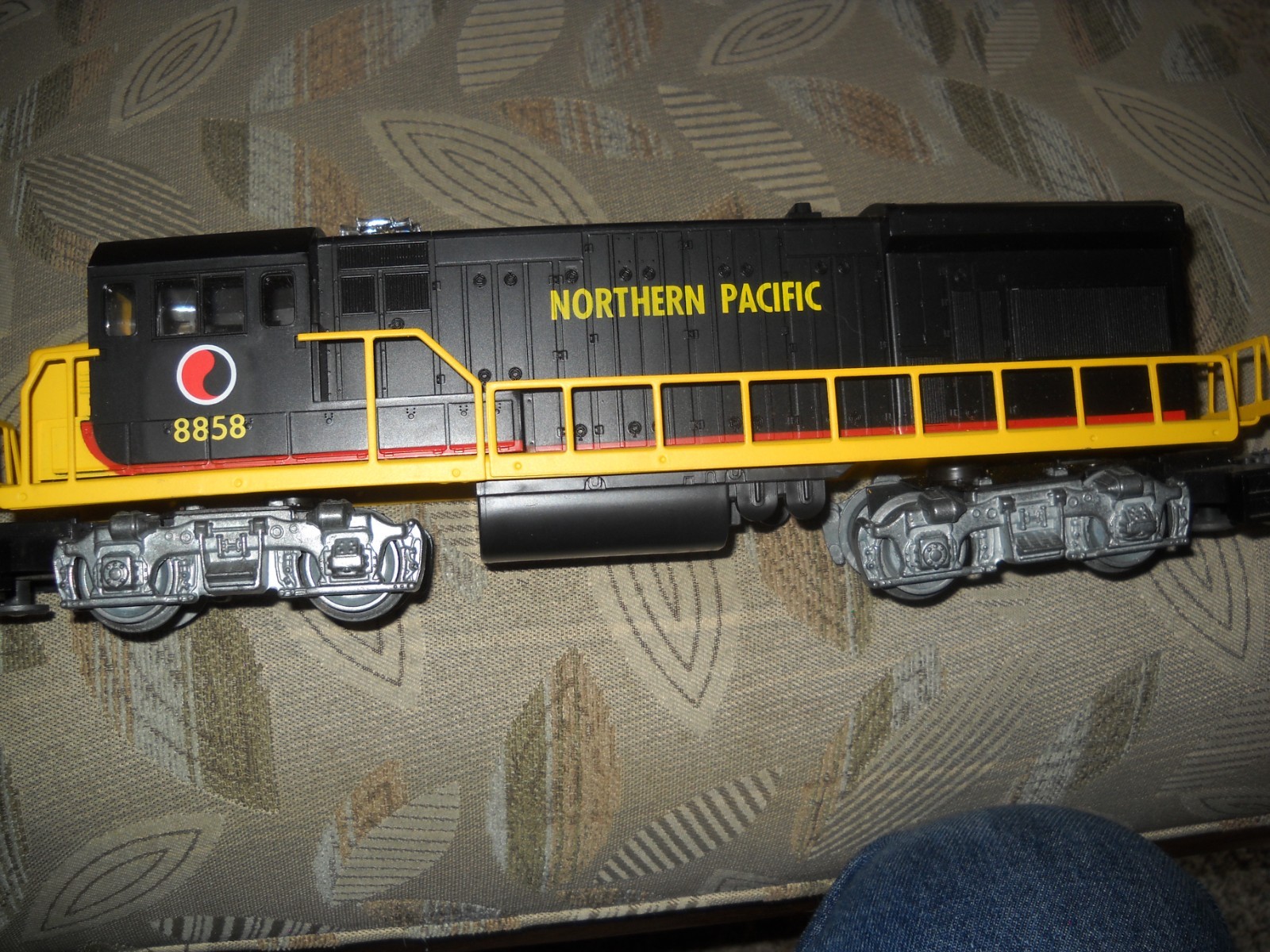 😎-LIONEL O GAUGE NO.8858 NON-POWERED DUMMY NORTHERN PACIFIC -DIESEL LOCO😎