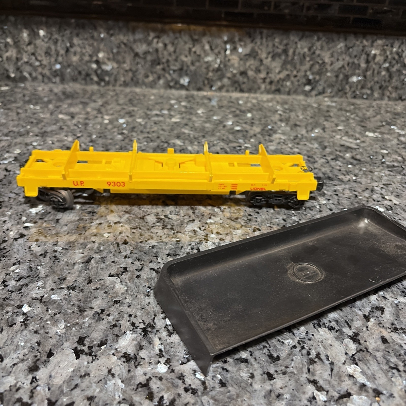 Lionel 6-9303 0-27 Union Pacific Log Dump Car Vintage with 160 Bin
