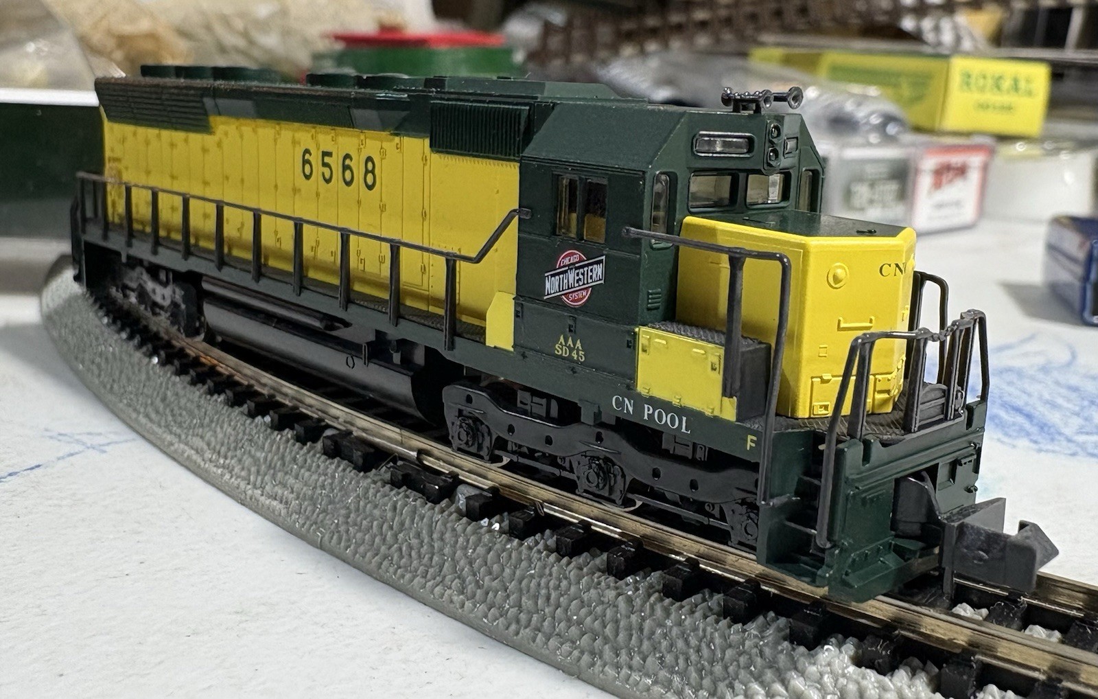 176-3107 Kato SD45 Chicago North Western Locomotive N Scale CNW #6568