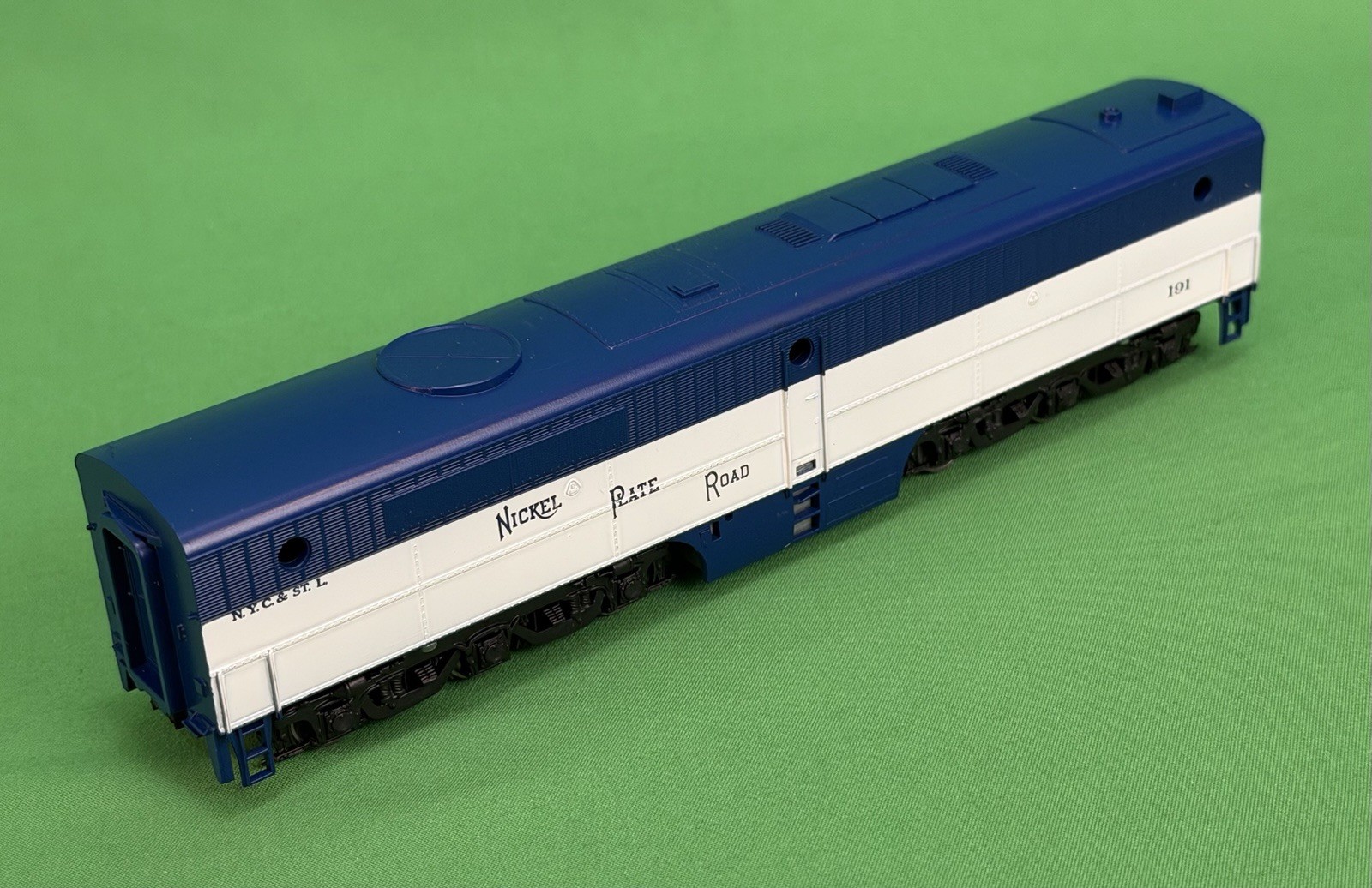 Athearn #3350 HO Nickel Plate Road PB-1 Diesel Locomotive-Powered-New Old Stock