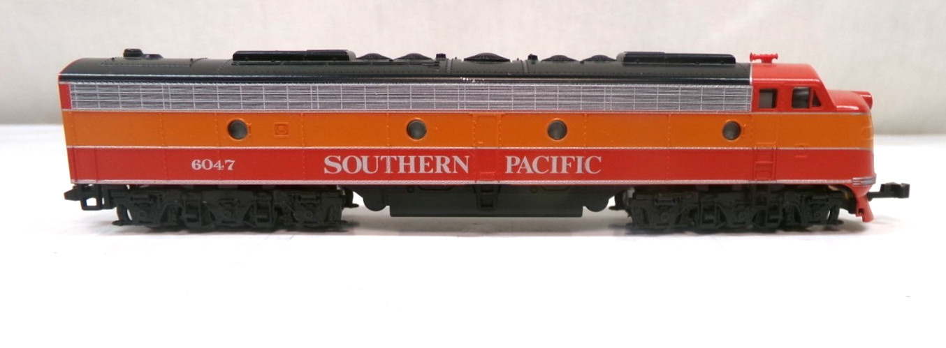 N scale Kato Southern Pacific E8/9 diesel engine in original box (lot 1248)