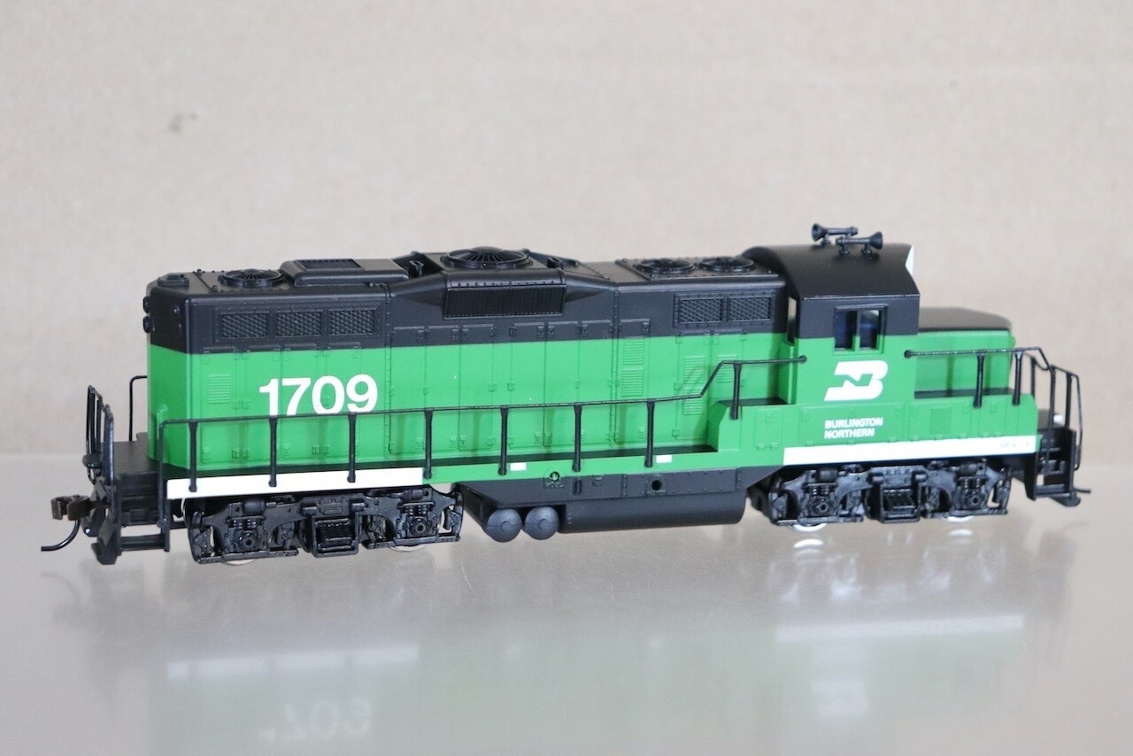 WALTHERS 931-101 BURLINGTON NORTHERN BN CLASS GP9M DIESEL LOCOMOTIVE 21709 on