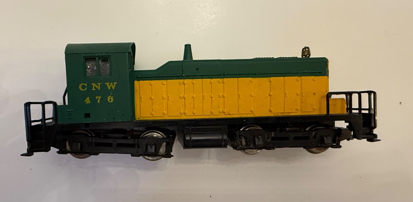 AHM Ho Scale EMD SW-1 CNW 5014B Green And Yellow Diesel Switcher