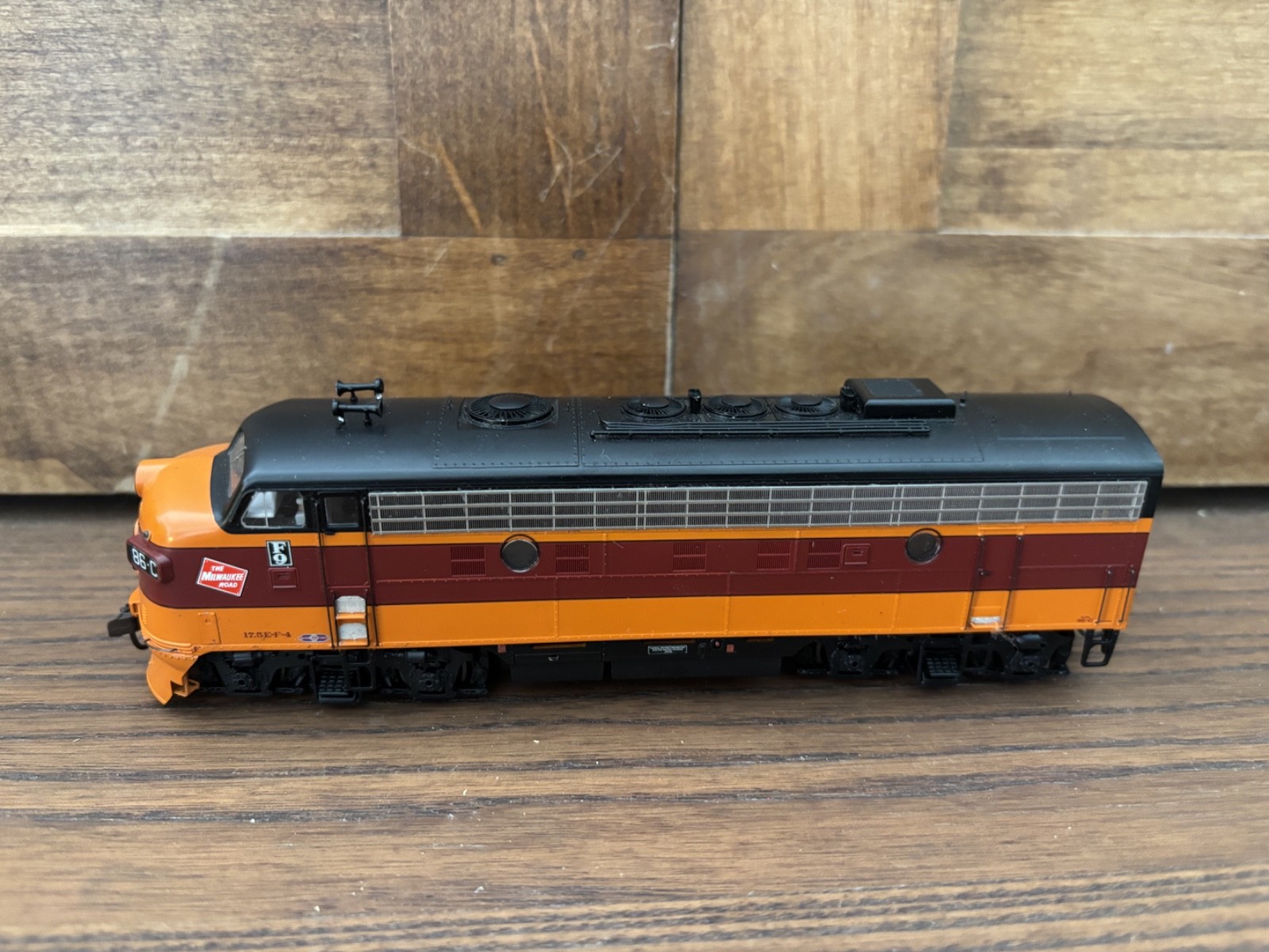 Athearn Genesis HO Scale Milwaukee Road AB Diesel Locomotive Set Runs Rough