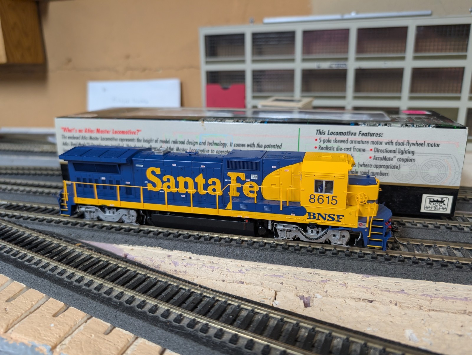 CS ATLAS MASTER SERIES GE B40-8: BNSF PATCHED SANTA FE #8615 W/DECODER – 9033