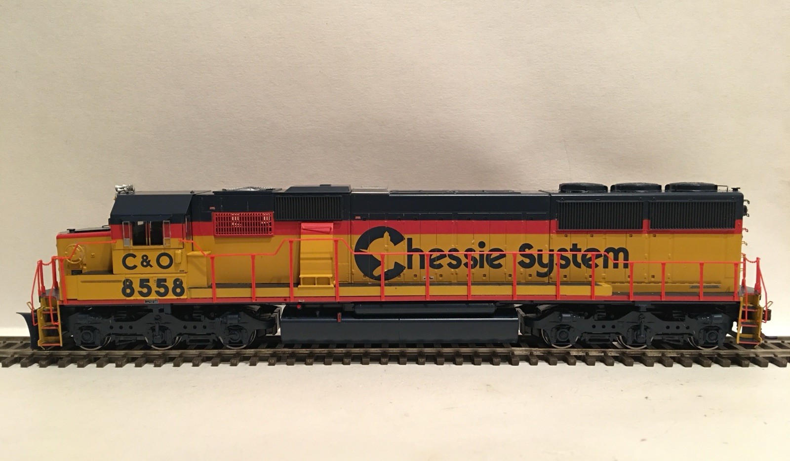 HO Athearn RTR 80413 Chessie System SD50 Powered Diesel Locomotive C&O #8558