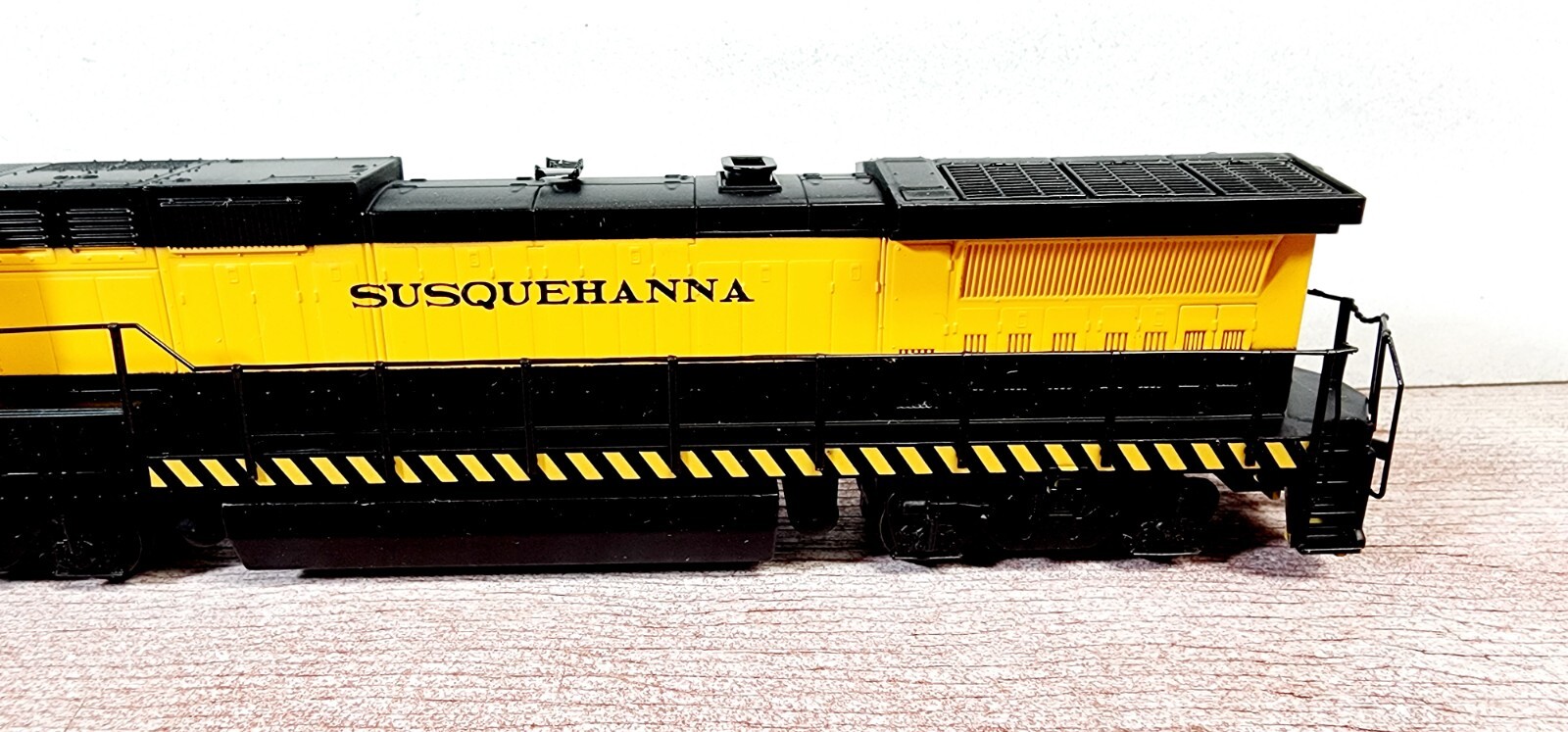 Walthers Trainline 931-173 New York Susquehanna RR GE Dash 8-40B 4002 Powered HO