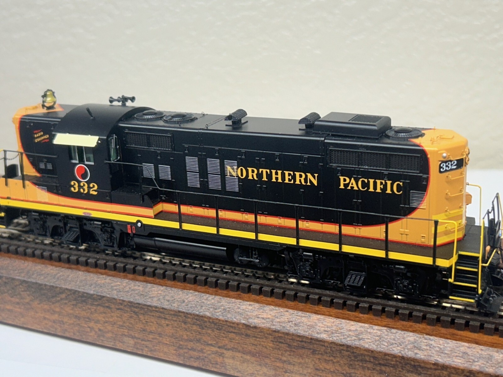 NORTHERN PACIFIC GP9 LOCO- DCC/TSUNAMI SOUND HO Scale -“GENESIS” NEW RTR OOP