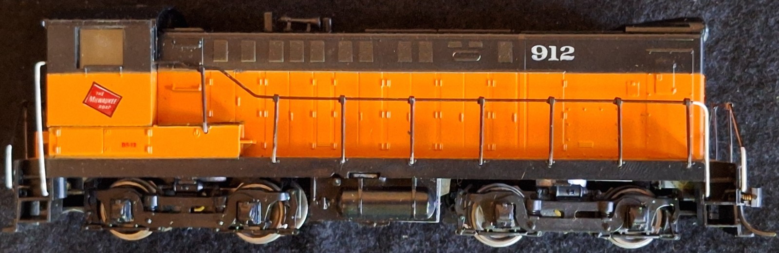 HO Scale Milwaukee Road 912 Diesel Locomotive, Black and Orange Livery, Nice!