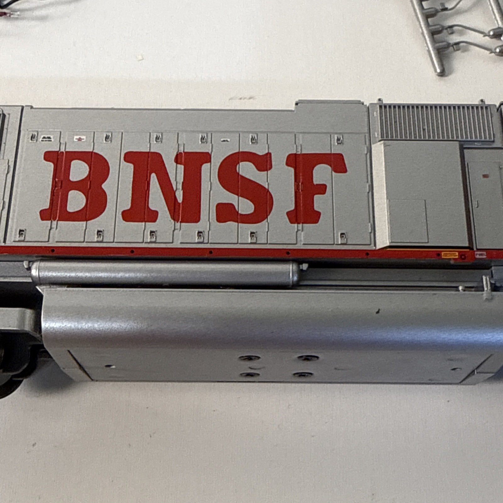 ATHEARN / GENESIS # G6135~ BNSF SD75M POWERED LOCOMOTIVE # 8270 ~HO SCALE