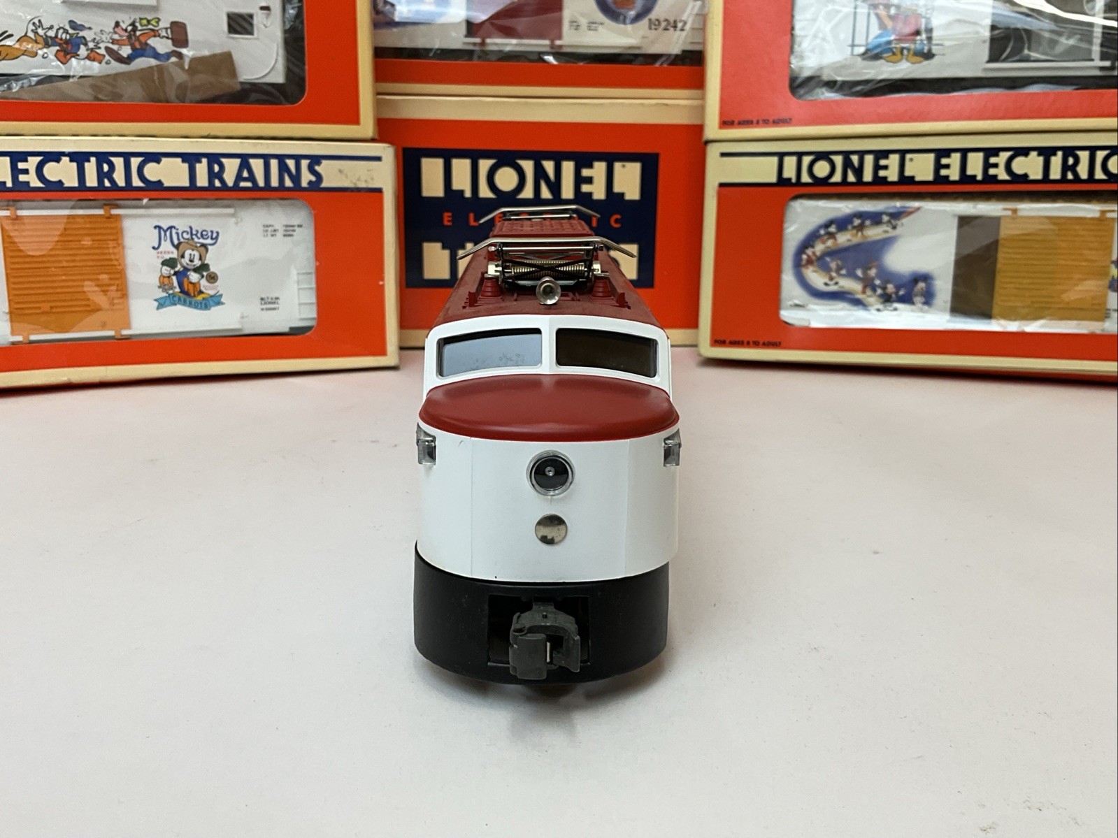LIONEL 6-18311 DISNEY MICKEY MOUSE EP-5 ELECTRIC ENGINE, 5 BOXCARS & CABOOSE