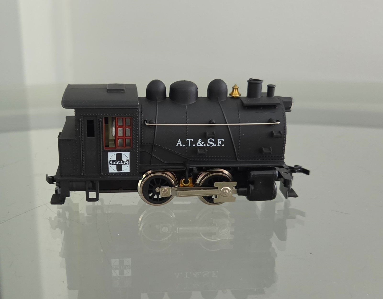 VINTAGE LIFE LIKE A.T. & S.F. #8302 DOCKSIDE HO POWERED LOCOMOTIVE M/NM IN BOX