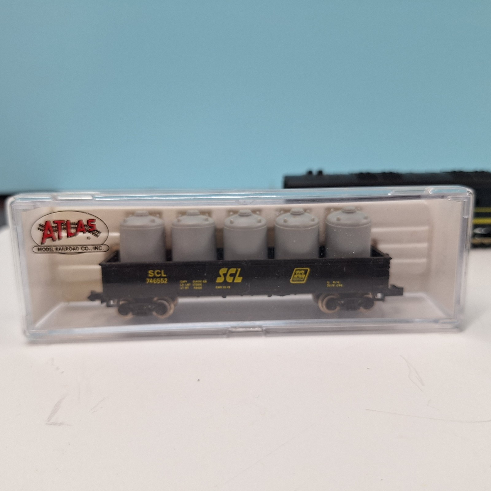 N Scale Seaboard Coastline Diesel Locomotive and 2 Gondolas