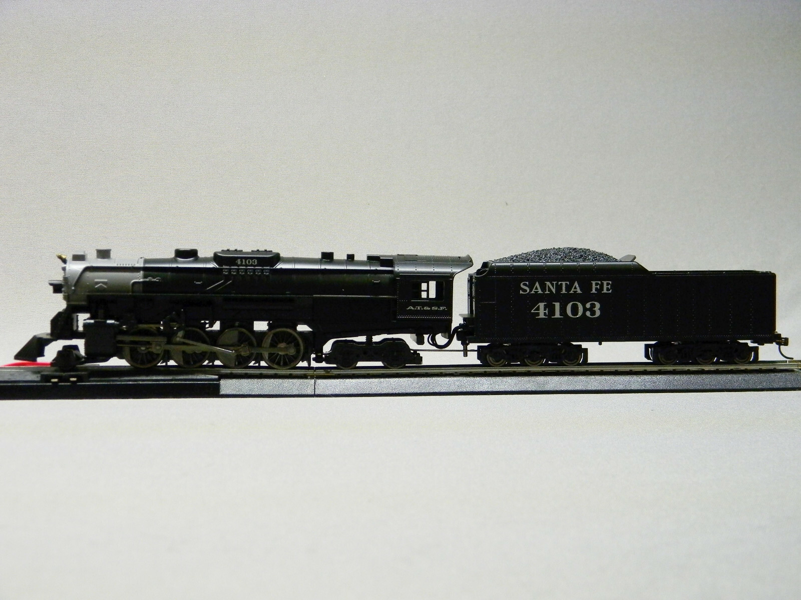 LIONEL HO SCALE SANTA FE CAJON 2-8-4 REMOTE ENGINE/TENDER bluetooth 871811040-E