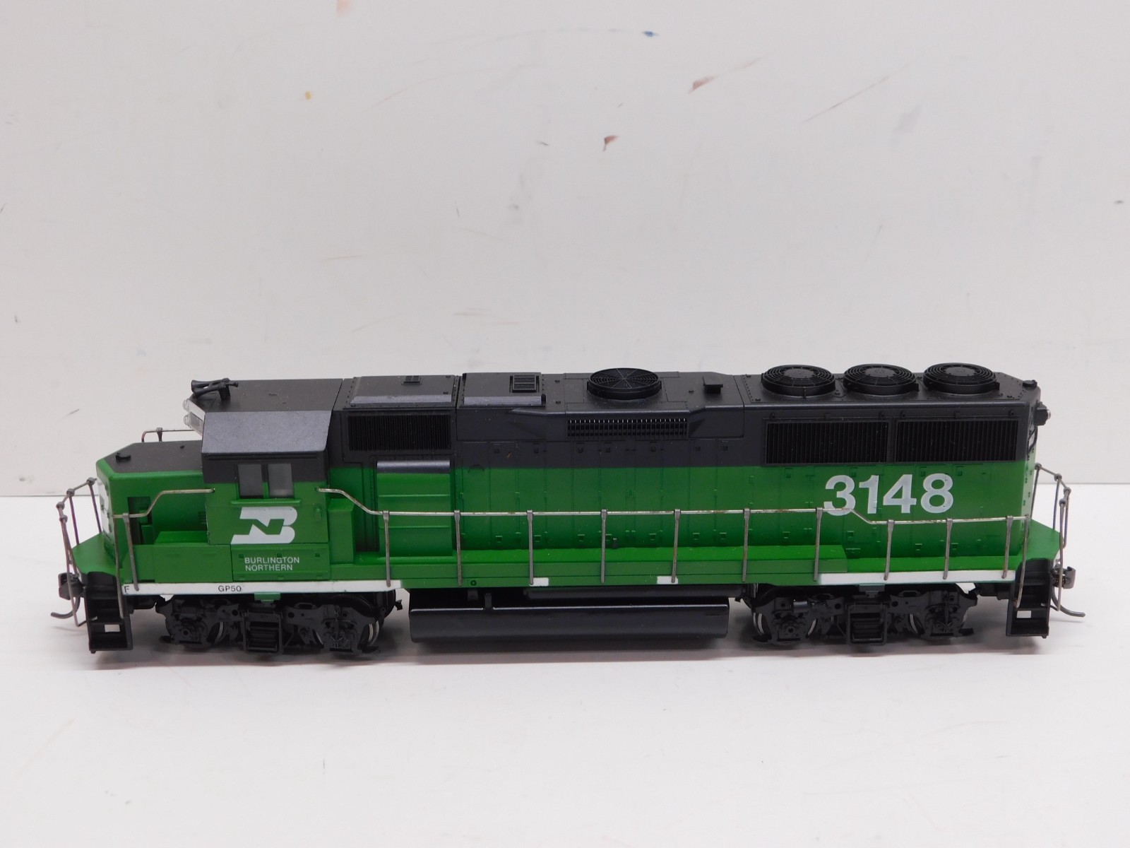 Athearn HO Blue Box Burlington Northern GP50 Diesel Engine #3148 -Powered Unit A