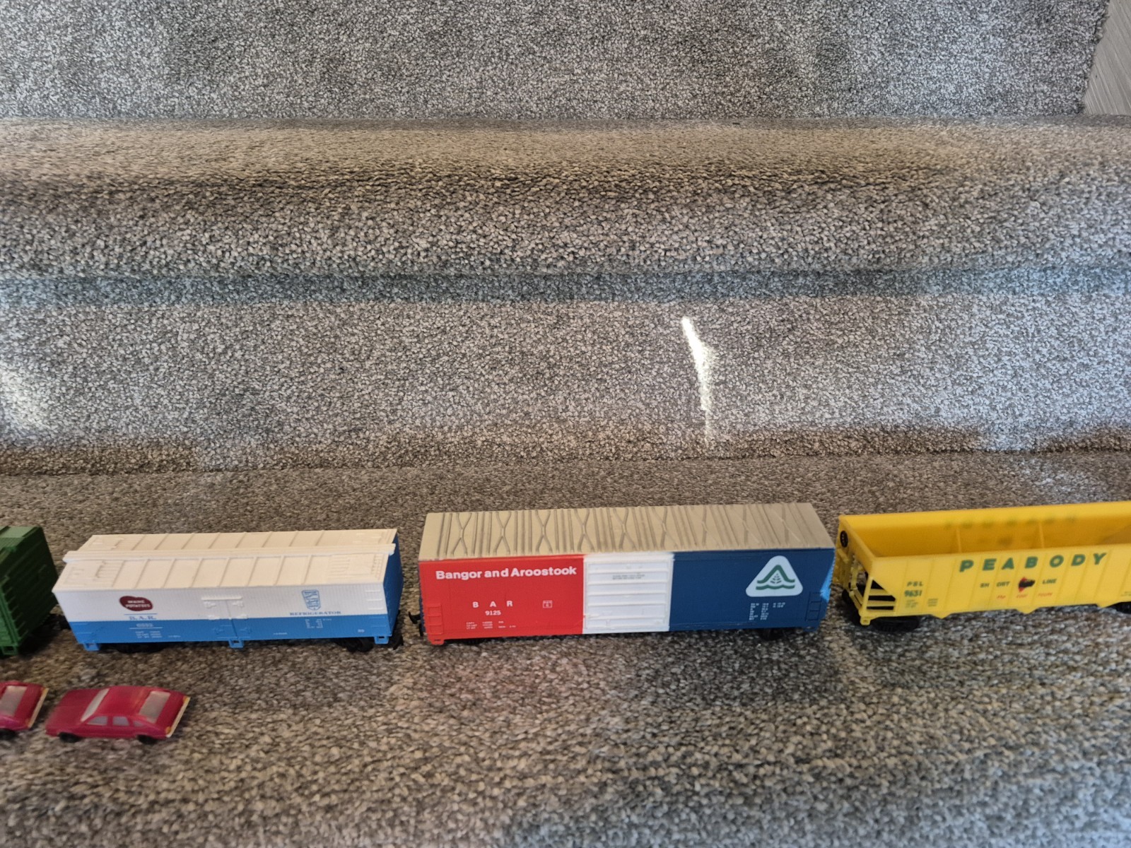 Mix Set of Atlas HO Model Railroad Engine and cars