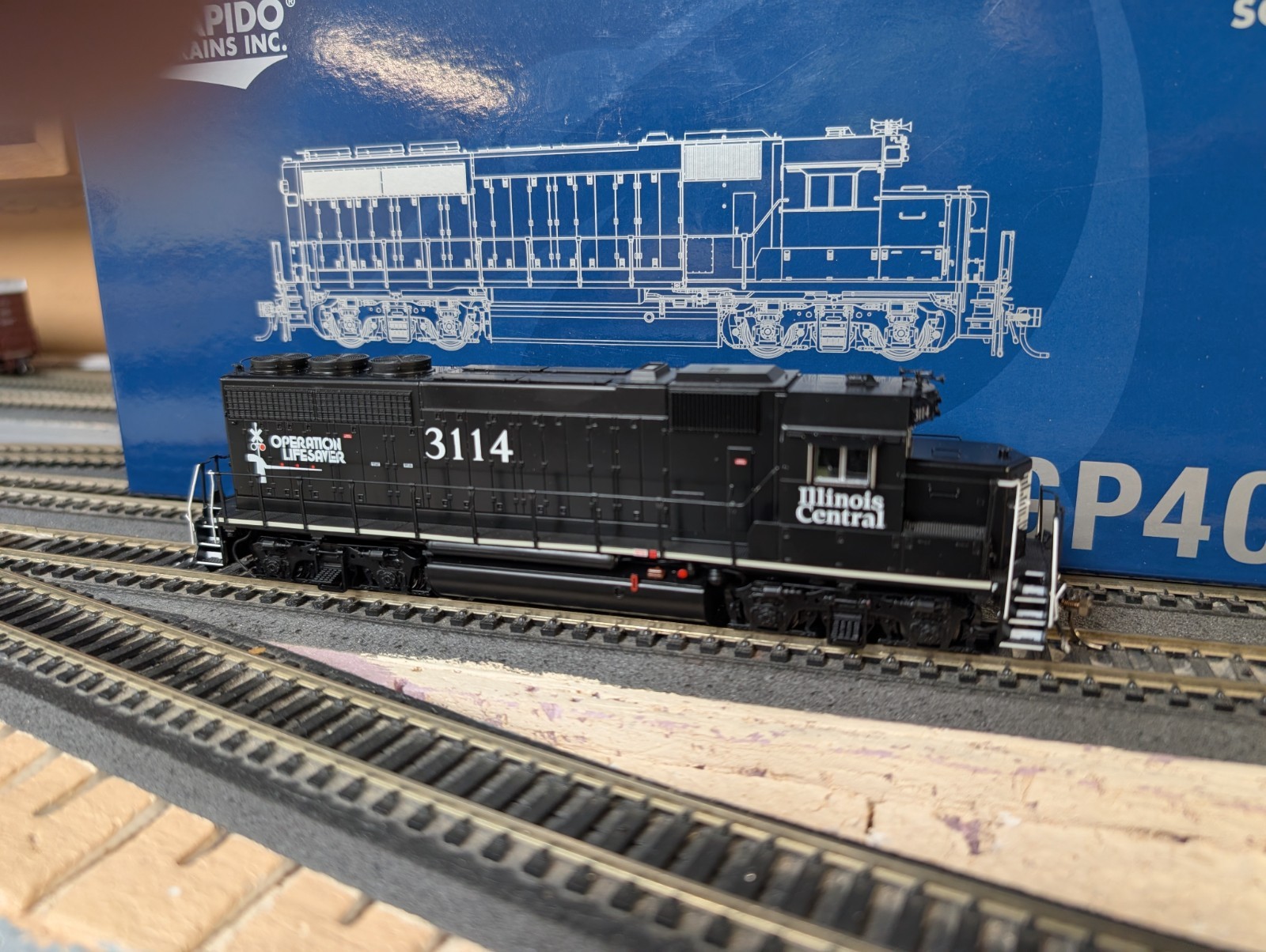 CS RAPIDO EMD GP40: IC ILLINOIS CENTRAL DEATHSTAR #3114 W/SOUND+DCC – 40508