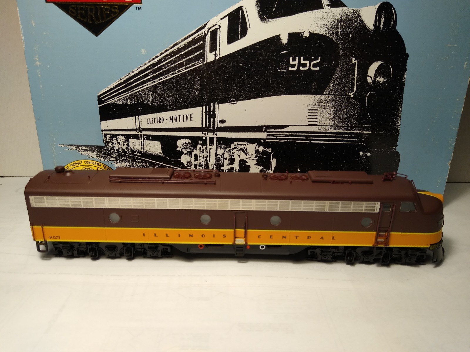HO Proto 2000 Illinois Central Powered Diesel Locomotive E8/9