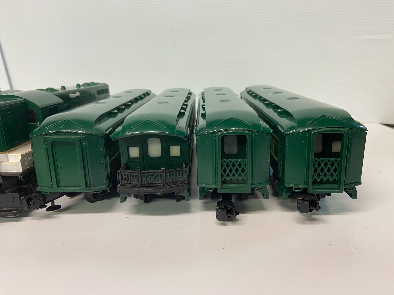 Lionel 6-8774 Southern GP-7 Diesel O Gauge Locomotive & SIX Passenger cars! TEST