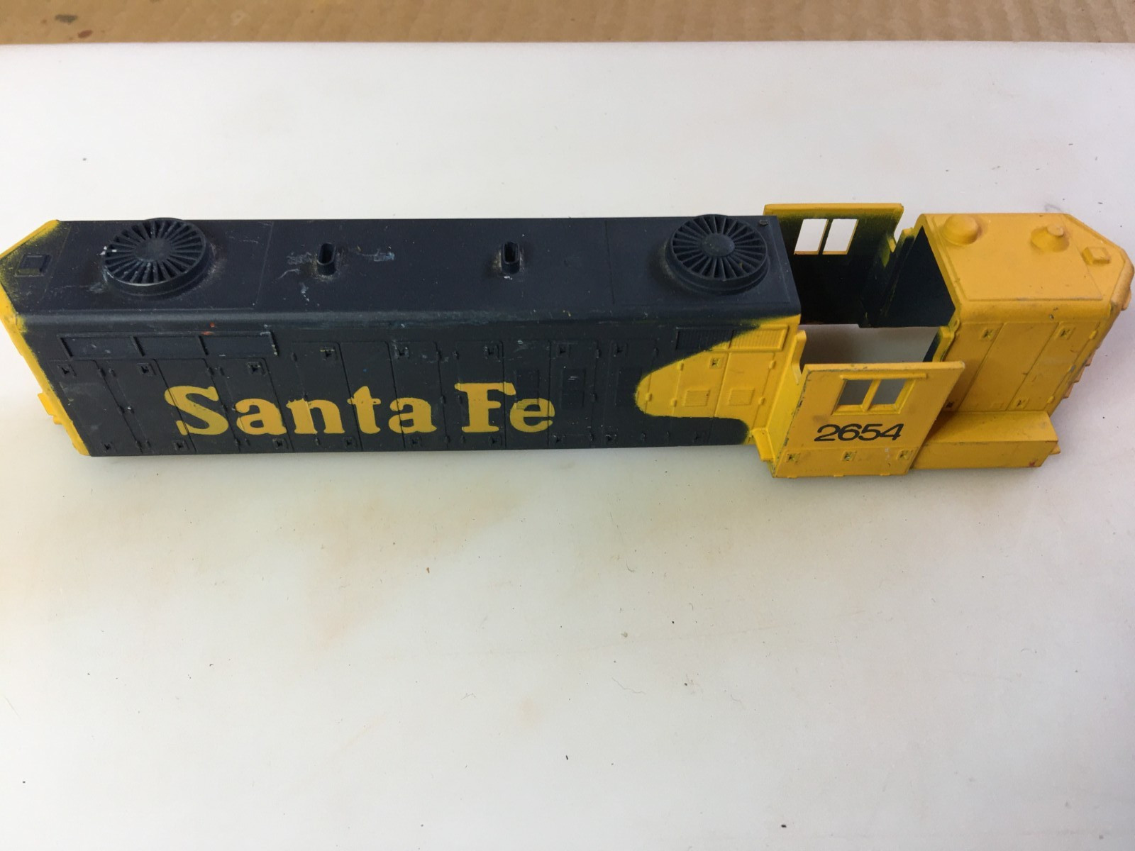 Santa Fe Diesel Locomotive 2654 No Cab Roof Shell ONLY HO Scale Trains