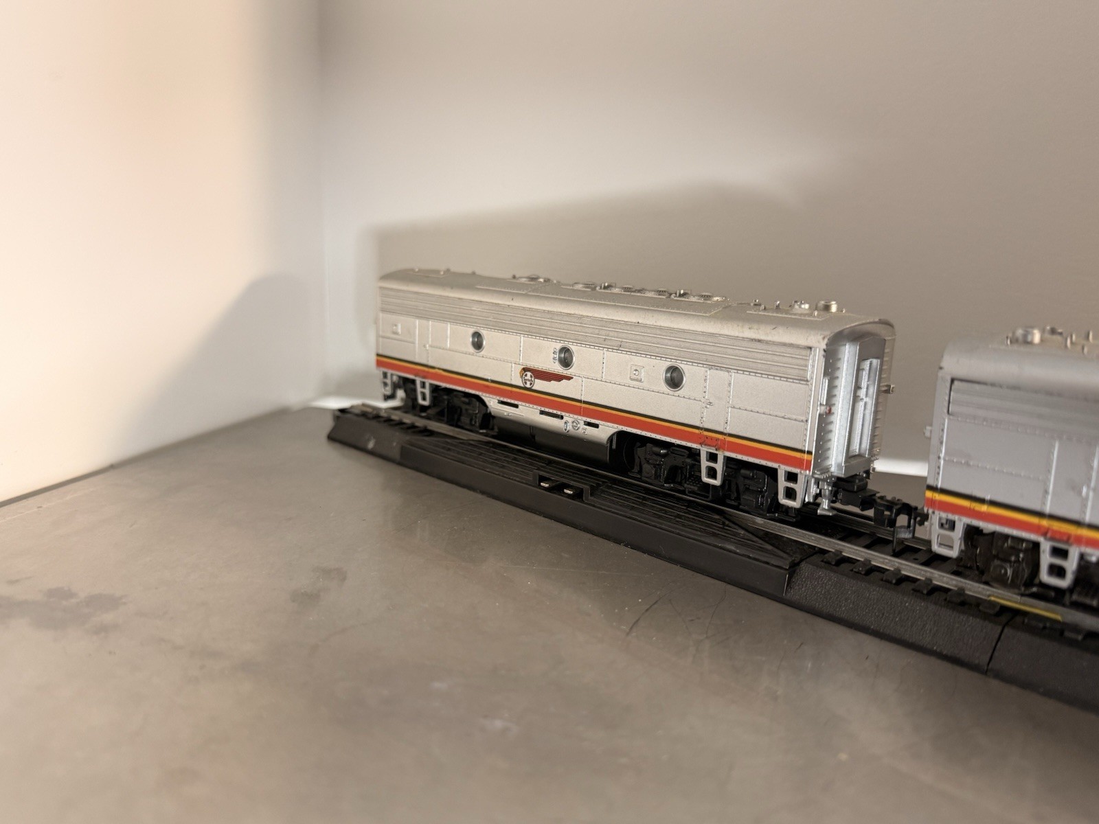 HO Scale Athearn Santa Fe F7 A/B Warbonnet Diesel Locomotive Powered A, Dummy B