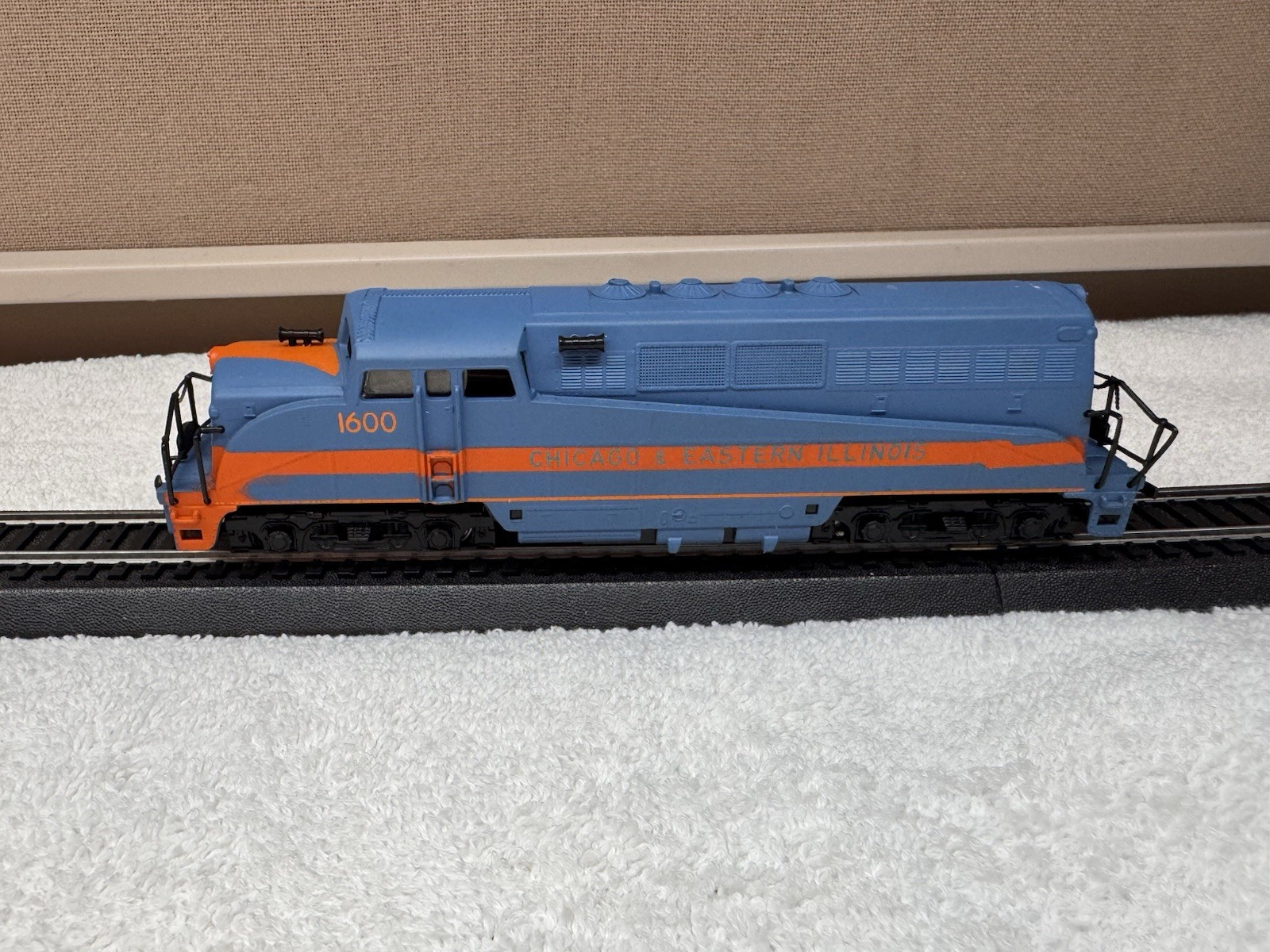 AHM 5040 HO Scale Chicago and Eastern Illinois 1600 BL-2 Diesel Locomotive Pair