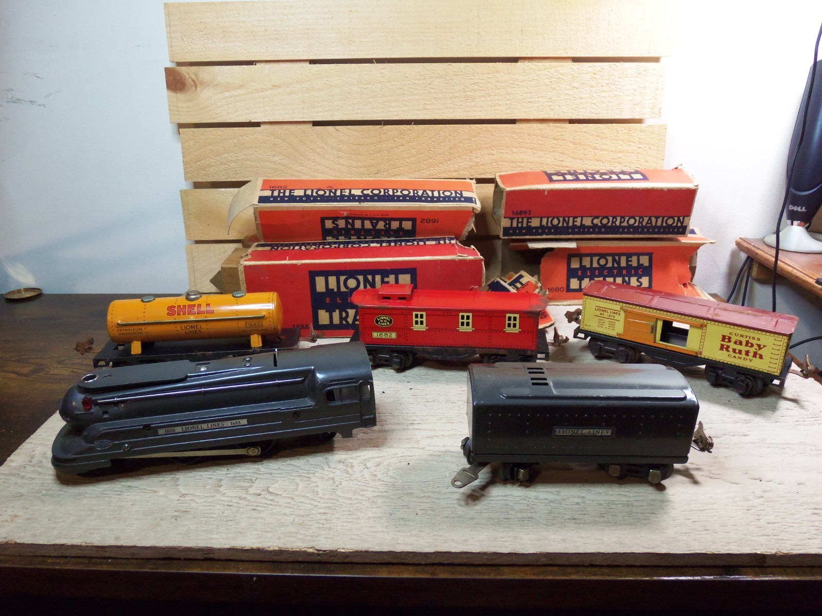 Vintage O 27 Lionel Lines 1688 Loco, Tender with 1679, 1680, and 1682 Tin Cars