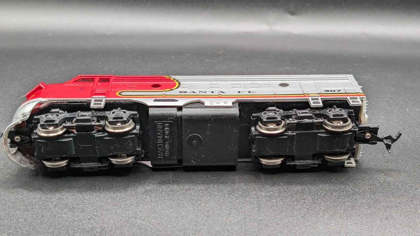 HO Scale Bachmann F7-A Santa Fe Chrome #307 Powered Diesel Locomotive