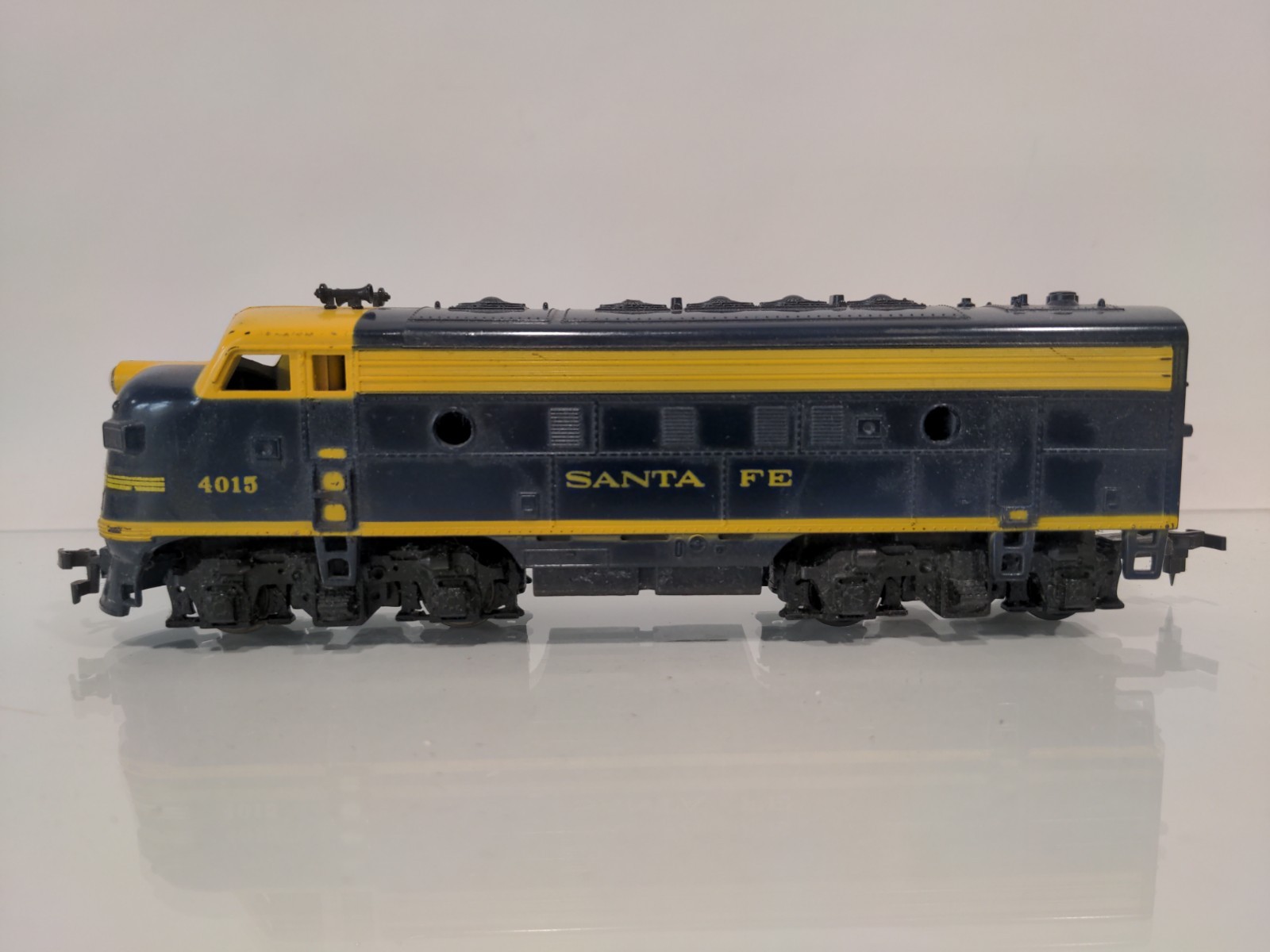 HO Mantua Tyco Santa Fe 4015 Diesel Locomotive Engine TESTED Blue/Yellow